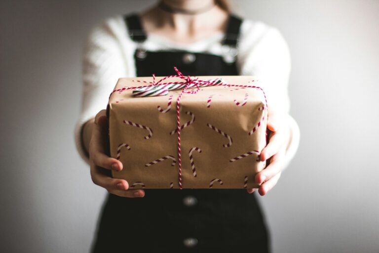 qRD encourages using eco-friendly alternatives to wrap holiday gift